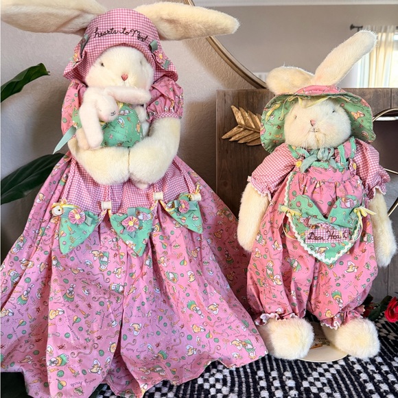 Hallmark Bunnies by the Bay Carrot Logo